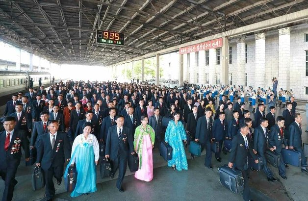 북한 노동당 기관지 노동신문은 7일 “공화국 창건 74돌 경축 행사 참가자들이 6일 수도 평양에 도착했다“라고 보도했다. 북한은 오는 9일 정권 수립일 74주년을 맞는다. 평양 노동신문=뉴스1
