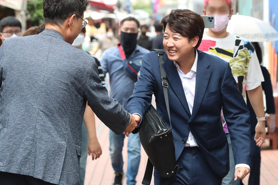 이준석 전 국민의힘 대표가 4일 오후 대구 중구 김광석길을 찾아 시민과 인사를 나누고 있다. 2022.9.4/뉴스1