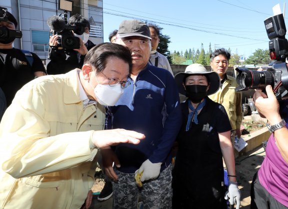 이재명 더불어민주당 대표가 7일 오전 제11호 태풍 ''힌남노'' 영향으로 피해를 입은 경북 포항시 남구 대송면 인근 주택을 찾아 주민들을 위로하고 있다.[포항=뉴시스]