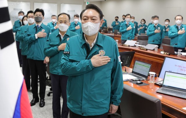 윤석열 대통령이 7일 오전 서울 용산 대통령실 청사에서 국무회의에 앞서 국민의례를 하고 있다. 대통령실사진기자단