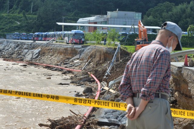 제11호 태풍 ‘힌남노’가 쏟아 부은 물폭탄에 경북 포항시 전역이 물바다로 변한 6일 남구 문덕 차고지로 가는 도로가 유실돼 통제되고 있다. 독자 제공/뉴스1