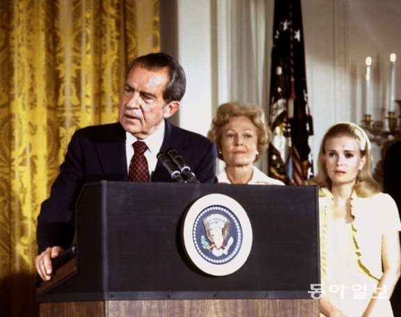 워터게이트 스캔들로 물러나는 리처드 닉슨 대통령의 고별 연설을 지켜보는 부인 패트 여사(가운데)와 딸 트리샤(오른쪽). 위키피디아