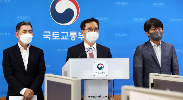 김흥진 국토교통부 기획조정실장(가운데)이 7일 오후 정부세종청사에서 민간합동TF 민간위원들과 함께 공공기관 혁신 중간 결과 발표를 하고 있다. 2022.9.7/뉴스1