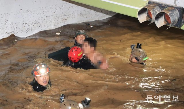 6일 오후 경북 포항시 남구의 한 아파트에서 태풍 ‘힌남노’의 폭우 때 지하 주차장에서 실종된 주민 중 한 명이 구조 되고 있다. 포항=김재명 기자 base@donga.com