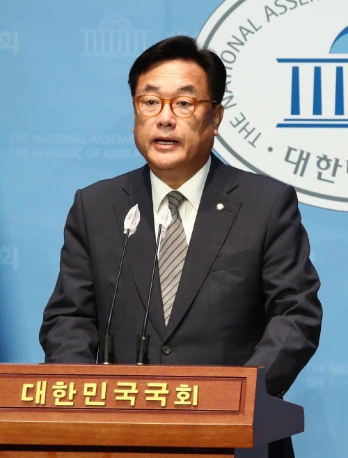 국민의힘 새 비상대책위원장으로 추인된 정진석 의원이 7일 국회 소통관에서 기자회견을 하고 있다. 사진공동취재단
