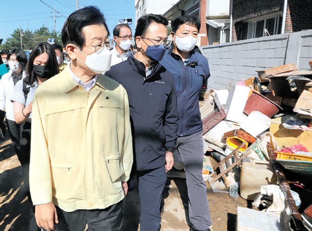 더불어민주당 이재명 대표(왼쪽)가 7일 오전 제11호 태풍 ‘힌남노’의 영향으로 피해를 
입은 경북 포항시 남구 대송면 주택가를 찾아 현장을 살펴보고 있다. 포항=뉴시스