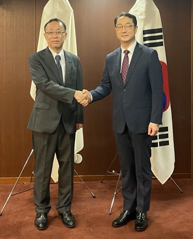 김건 외교부 한반도평화교섭본부장(오른쪽)과 후나코시 다케히로 일본 외무성 아시아·대양주국장. (외교부 제공) 2022.9.7/뉴스1