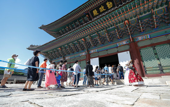 추석 연휴 마지막 날인 22일 서울 종로구 경복궁을 찾은 시민들이 근정전 내부 관람을 위해 줄 서 있다. 2021.9.22/뉴스1