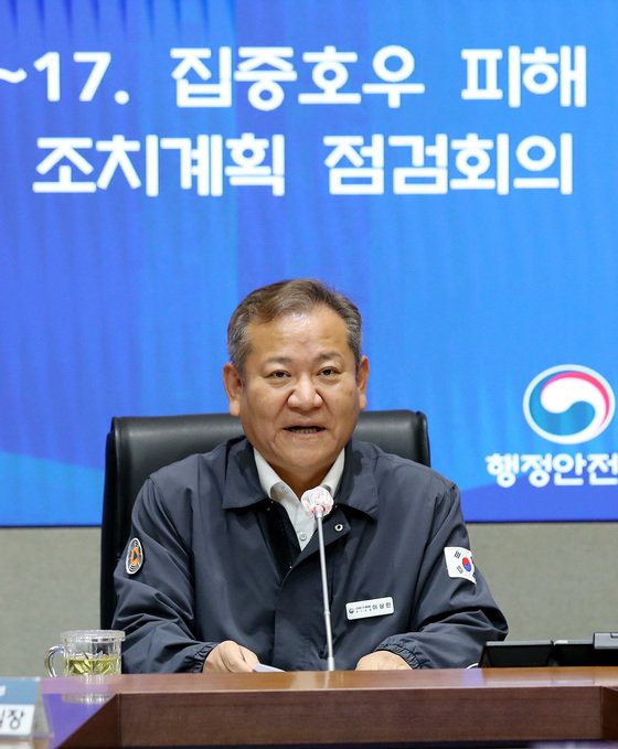 이상민 행정안전부 장관이 17일 오후 서울 종로구 정부서울청사에서 열린 집중호우 피해 후속 조치 계획 점검회의에서 모두 발언을 하고 있다. 2022.8.17/뉴스1