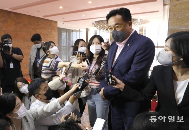 국민의힘 비상대책위원장에 내정된 정진석 국회부의장이 8일 오전 국회로 출근해 기자들의 질문에 답하고 있다.  원대연기자 yeon72@donga.com