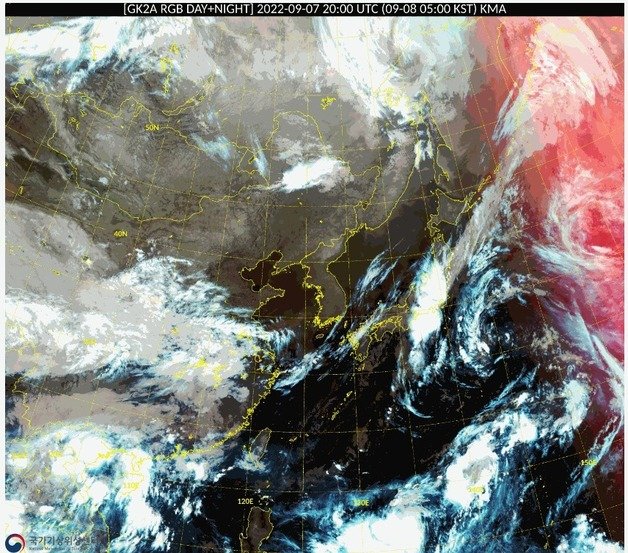 8일 오전 5시부터 10시30분까지 천리안 2A 기상위성에서 관측한 동아시아 인근 RGB 주야간 합성 영상(기상청 제공)