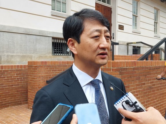 안덕근 산업통상자원부 통상교섭본부장이 7일(현지 시간) 캐서린 타이 미국무역대표부(USTR) 대표와 면담한 뒤 기자들과 만나 "양국이 전기차 보조금 문제를 논의할 별도 협의 채널을 만들기로 했다"고 말하고 있다. 워싱턴 특파원 공동 취재단
