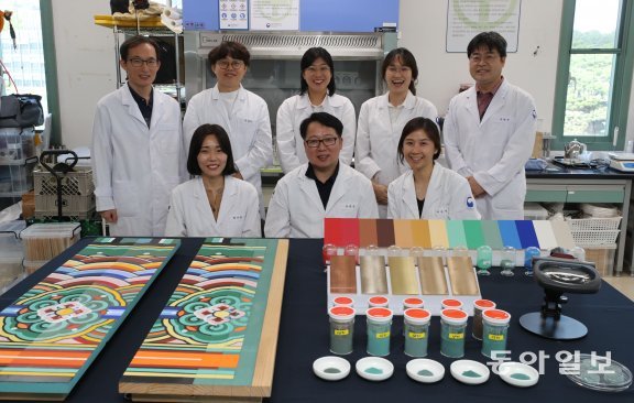 2014년부터 전통 안료 복원 프로젝트를 함께 하고 있는 문화재청 국립문화재연구원 복원기술연구실 직원들의 모습. 현재까지 동록을 포함해 총 8가지의 전통 안료 복원에 성공했다. 안철민 기자 acm08@donga.com