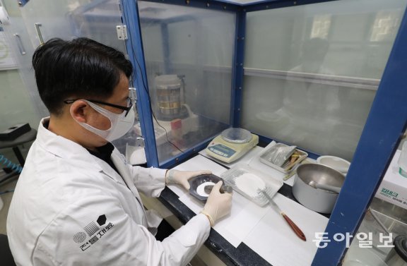 7일 오후 대전 국립문화재연구원 복원기술연구실에서 강영석 연구원이 백색 안료를 제조하고 있다. 강 연구원은 "같은 백색이라도 재료에 따라 질감과 지속력, 색감이 천차만별"이라며 "앞으로 백색 안료에 대한 연구를 진행할 예정"이라고 말했다. 안철민 기자 acm08@donga.com