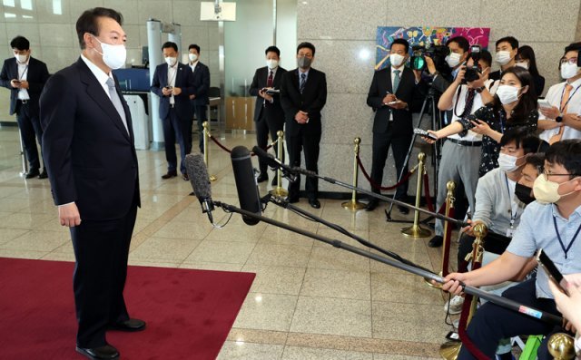 윤석열 대통령이 8일 서울 용산 대통령실 청사로 출근하며 기자들과 약식회견을 하고 있다.  2022.9.8  대통령실사진기자단