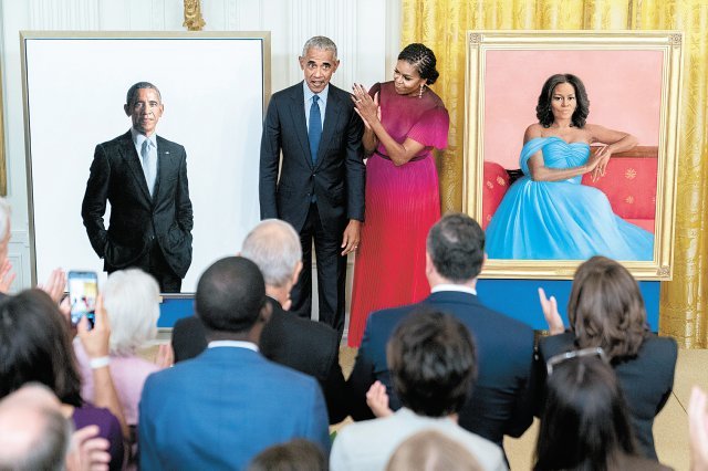 7일(현지 시간) 미국 워싱턴 백악관 이스트룸에서 열린 전직 대통령 공식 초상화 공개 행사에 참석한 버락 오바마 전 대통령(왼쪽)과 부인 미셸 여사가 각자의 초상화를 보며 흐뭇해하고 있다. 워싱턴=AP 뉴시스