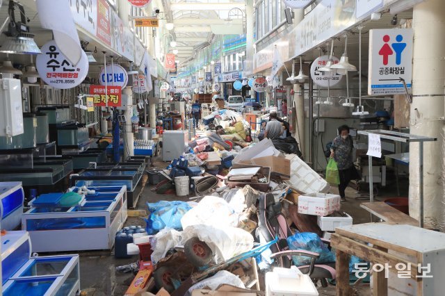 8일 제 11호 태풍 ‘힌남노’의 폭우로 큰 피해를 입은 경북 포항 구룡포 전통시장통로에 수해 쓰레기가 잔뜩 쌓여있다.
