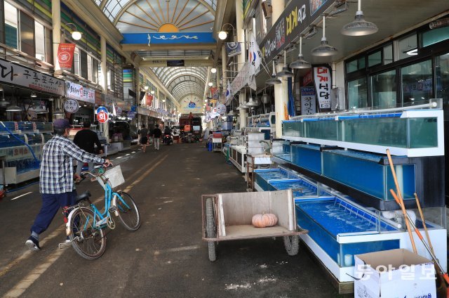 8일 제 11호 태풍 ‘힌남노’의 폭우로 큰 피해를 입은 경북 포항 구룡포 전통시장의 한 가게 수족관이 텅 비어있다.