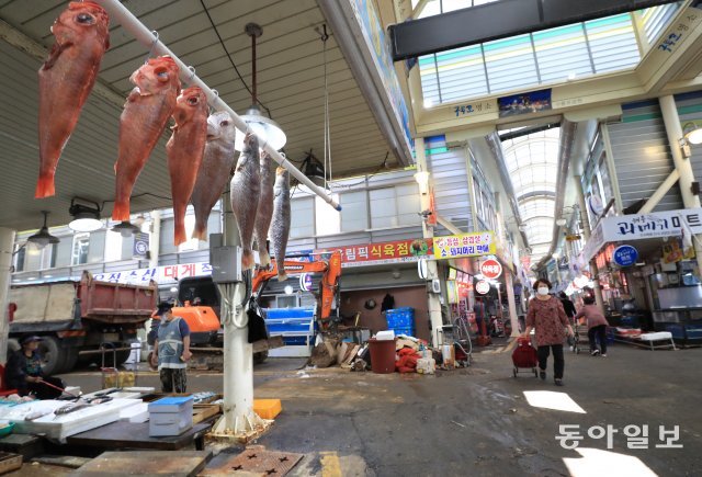 8일 제 11호 태풍 ‘힌남노’의 폭우로 큰 피해를 입은 경북 포항 구룡포 전통시장에 생선이 걸려있다.