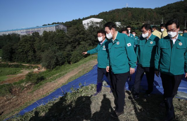 윤석열 대통령이 7일 경북 경주 왕신저수지를 찾아 피해 상황을 점검하고 있다. 뉴시스