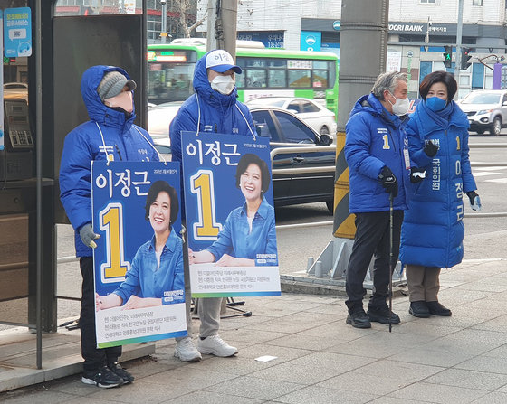 3·9 국회의원 서울 서초갑 재·보궐선거에 출마하는 이정근 더불어민주당 후보가 17일 서울 방배본동 인근에서 유세운동을 하며 지지를 호소하고 있다. (이정근 선거사무소 제공) 2022.2.17/뉴스1