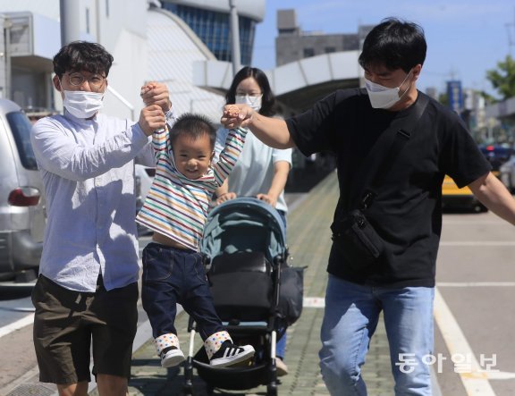 추석연휴가 시작된 8일 광주 광산구 송정역에서 KTX를 타고 고향을 찾은 한 가족이 어린 조카를 만나자 두손을 잡고 번쩍 하늘로 올리며 반가움을 표시하고 있다. 광주=박영철 기자 skyblue@donga.com