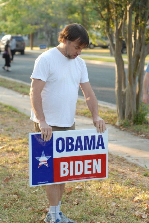 오바마 지지 표지판을 들고 있는 영화 ‘보이후드’의 로버트 링클레이터 감독. 영화 스틸컷