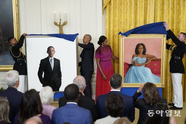 조 바이든 미국 대통령과 버락 오바마 전 대통령, 질 바이든  영부인, 미셸 오바마 전 영부인이 2022년 9월 7일 수요일 공식 백악관 초상화 제막식을 위해 워싱턴 백악관 이스트룸에 도착하고 있다. AP 뉴시스