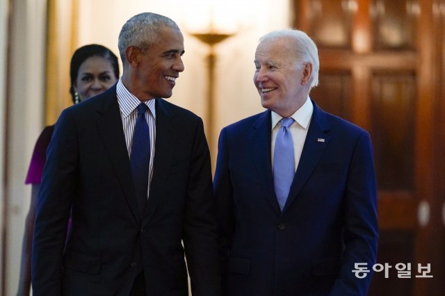 조 바이든 미국 대통령과 버락 오바마 전 대통령, 질 바이든 전 영부인, 미셸 오바마 전 영부인이 2022년 9월 7일 수요일 공식 백악관 초상화 제막식을 위해 워싱턴 백악관 이스트룸에 도착하고 있다. AP 뉴시스