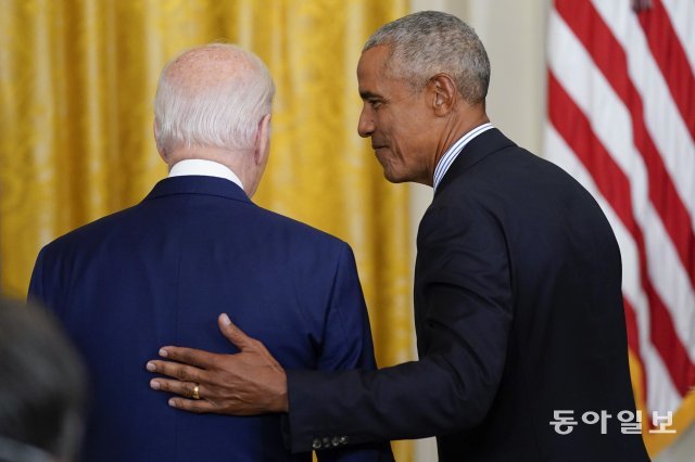버락 오바마 전 대통령이 2022년 9월 7일 수요일 워싱턴 백악관 이스트룸에서 오바마의 공식 백악관 초상화 공개식에 참석하기 위해 도착한 조 바이든 대통령에게 친근감을 보이고 있다. AP 뉴시스