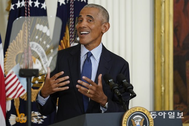 버락 오바마 전 대통령이 2022년 9월 7일 수요일 워싱턴 백악관 이스트룸에서 미셸 오바마 전 영부인과 함께 공식 백악관 초상화를 공개한 후 연설하고 있다. AP 뉴시스