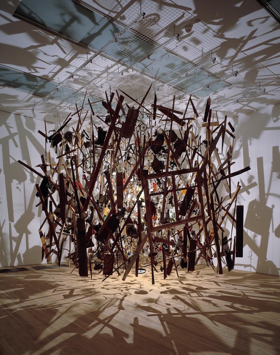 테이트 브리튼에서 전시 중인 현대미술가 코넬리아 파커의 설치 작품. 사진제공: 테이트