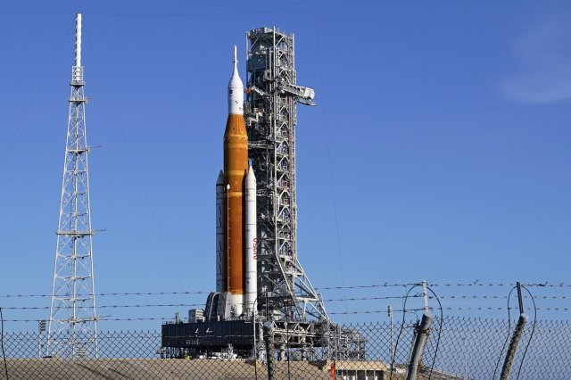 6일 미국 플로리다주 케네디우주센터 이동식 발사대에 아르테미스의 발사 로켓인 스페이스론치시스템(SLS)이 세워져 있다. AP 뉴시스