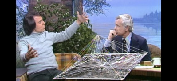 1976년 미 유명 TV쇼 ‘투나잇쇼’에 출연해 솔라세일에 대해 설명하고 있는 칼 세이건. 유튜브 캡처