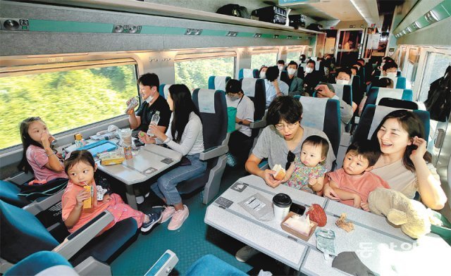 추석 연휴를 하루 앞둔 8일 오전 서울에서 경남 진주로 향하는 KTX 열차 객실에서 가족 승객들이 빵을 먹으며 음료를 마시고 
있다. 2019년 이후 3년 만에 사회적 거리 두기 없는 이번 추석에는 고속도로 휴게소와 버스, 기차 등에서 음식을 먹을 수 
있다. 다만 실내에서 음식을 섭취한 후에는 다시 마스크를 착용해야 한다. 양회성 기자 yohan@donga.com