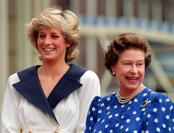 엘리자베스 2세 영국 여왕(오른쪽)이 1987년 아들 찰스 왕세자의 집무실에서 며느리였던 다이애나 왕세자비와 함께 웃으며 시간을 보내던 모습. 다이애나 왕세자비는 이 사진이 찍히고 9년 후인 1996년 찰스 왕세자와 이혼했고 이듬해인 1997년 교통사고로 숨졌다. AP=뉴시스