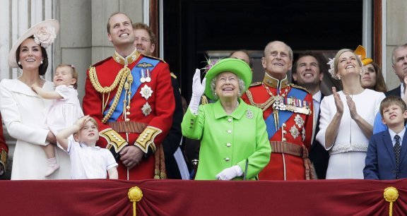 엘리자베스 2세 영국 여왕(연두색 의상)이 2016년 6월 11일 90세 생일 기념 공식 축하행사에서 영국 공군 곡예비행단의 축하비행을 올려다보며 손을 흔들던 모습. 사진 왼 쪽부터 캐서린 세손빈, 샬럿 공주, 조지 왕자, 윌리엄 왕세손, 여왕, 필립 공. 런던=신화 뉴시스