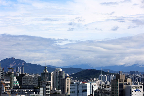 전국 대부분 지역에 발효된 태풍주의보가 해제된 6일 오전 서울 시내 위로 파란 하늘이 펼쳐져 있다. 2022.9.6 뉴스1