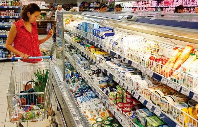 러시아 여성이 슈퍼마켓에서 유제품을 고르고 있다. [TASS]
