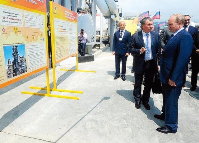 블라디미르 푸틴 러시아 대통령(맨 앞줄)이 국영 석유회사 로스네프트의 석유 터미널 건설 조감도를 살펴보고 있다. [크렘린궁]