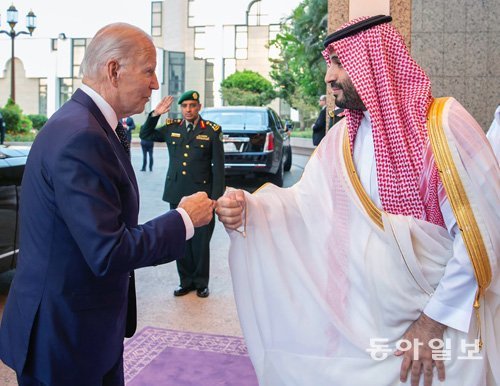 조 바이든 미국 대통령(왼쪽)이 7월 15일 사우디의 2대 도시 제다에서 무함마드 왕세자와 ‘주먹 인사’를 하고 있다. 제다=AP 뉴시스