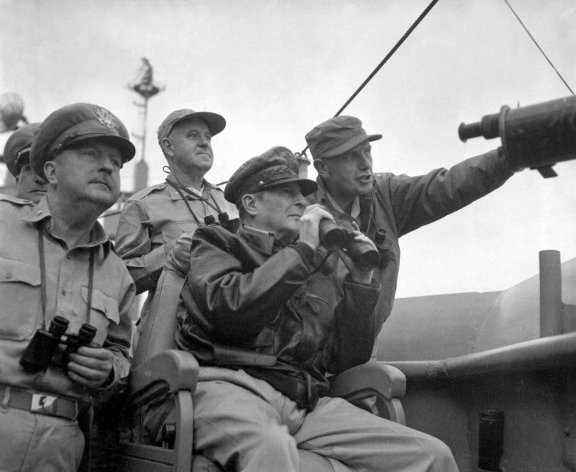 더글러스 맥아더 총사령관(오른쪽에서 두 번째)이 1950년 9월 15일 USS매킨리호에서 인천상륙작전을 지휘하고 있다. 주한미군기지관리사령부 제공