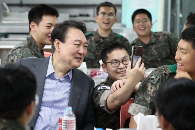 윤석열 대통령이 10일 수도방위사령부 예하 방공중대를 방문해 한 장병의 부모와 영상통화를 하고 있다. 대통령실 제공