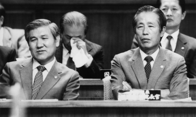 1982년 11월 국회 예결위에 참석한 김준성 부총리(오른쪽)와 노태우 내무장관. 사진 동아일보DB