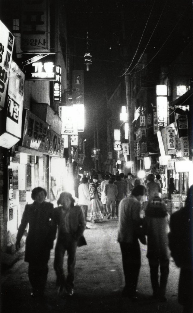 1982년 1월 6일 통금이 해제된 늦은 밤 서울 거리에서 청년들이 활보하고 있다. 사진 동아일보DB