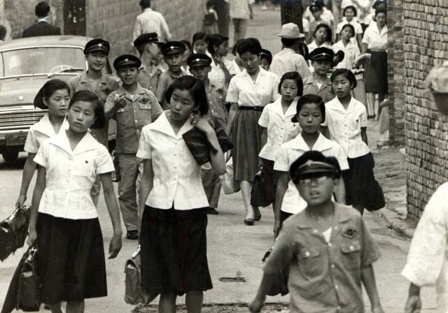 고교생 두발 자율화에 이어 1983년부터 중고생들의 교복 착용도 ‘개성 신장’을 이유로 폐지됐다. 사진은 교복 폐지 이전의 학생들이 하교하는 모습. 사진 동아일보DB