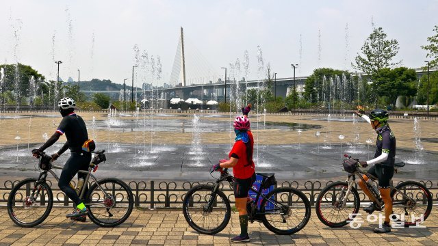 서울 마포구 난지한강공원에서 자전거를 타는 동호인 모습. 양회성 기자 yohan@donga.com