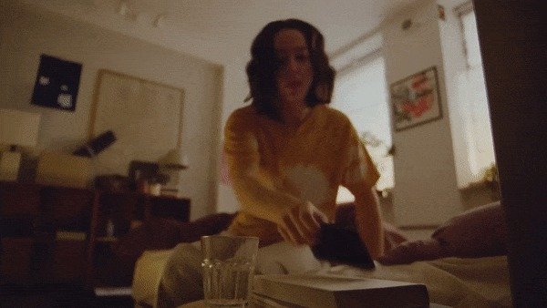 해당 광고 영상은 아이폰 이용자로 추정되는 인물이 자신의 폰이 ‘폴더블’이 아니라는 점에 분노하며 ‘갤럭시Z 플립4’를 구매하는 모습을 담았다. (삼성전자 유튜브 갈무리)