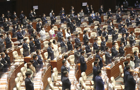 제21대 후반기 국회의원들이 지난 1일 오후 서울 여의도 국회에서 열린 제400회 국회(정기회) 제1차 본회의 개회식에서 국민의례를 하고 있다. 사진공동취재단