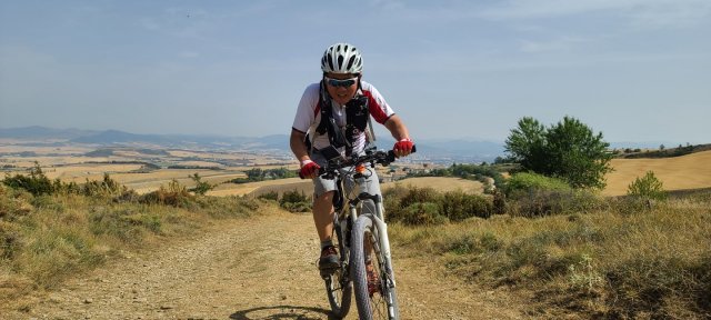 서경묵 중앙대병원 명예교수(65)는 50세 때 자전거 타기의 매력에 빠져든 뒤 새로운 활력을 찾았다. 지난달 스페인 산티아고 순례길을 자전거로 달린 서 명예교수. 서경묵 교수 제공